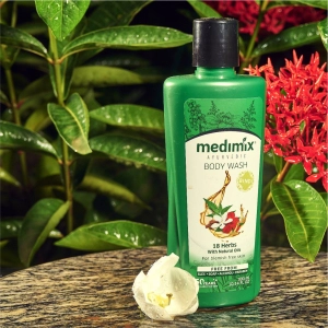 Sữa Tắm Medimix 18 Loại Thảo Dược 300ml