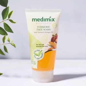 Sữa rửa mặt Medimix dành cho da thâm mụn Nghệ 150ml