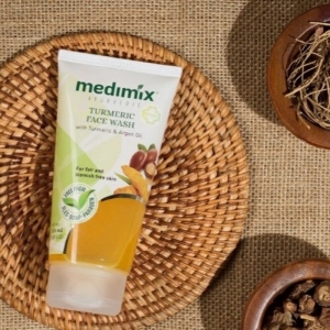 Sữa rửa mặt Medimix dành cho da thâm mụn Nghệ 150ml