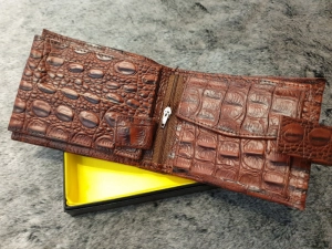 Ví Da Bò Dập Vân Cá Sấu Có Nút