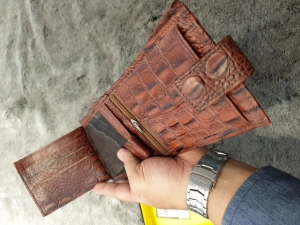 Ví Da Bò Dập Vân Cá Sấu Có Nút