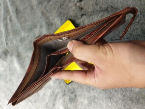 Ví Da Bò Dập Vân Cá Sấu Có Nút