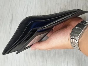 Ví Da Bò Safiano Đen Đứng