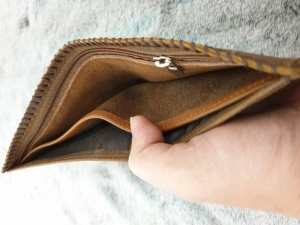 Ví da bò Sáp thêu chỉ rích